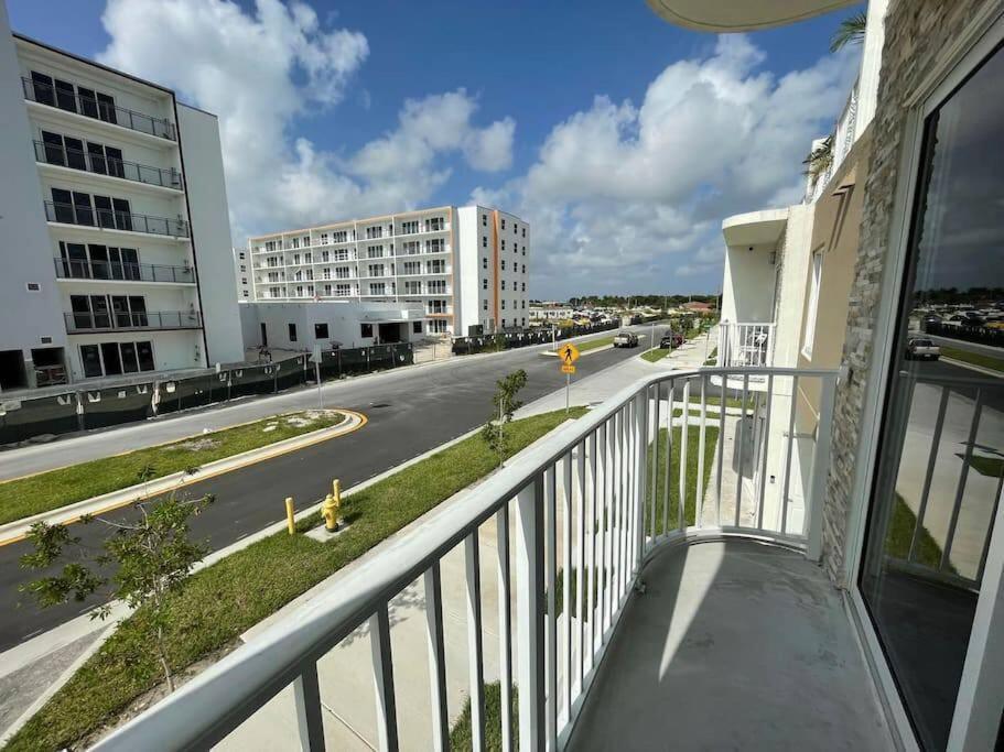 Vacay Spot Experience Luna Sky! 65" Tv Bar, Bbq, Shower Massage Jets, Music, Go To Fl Keys Homestead Kültér fotó