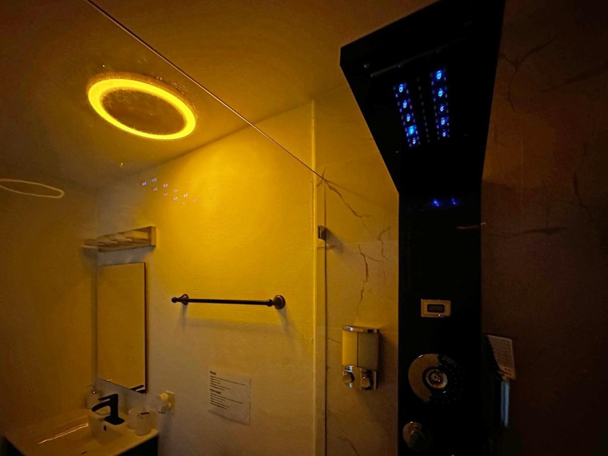 Vacay Spot Experience Luna Sky! 65" Tv Bar, Bbq, Shower Massage Jets, Music, Go To Fl Keys Homestead Kültér fotó